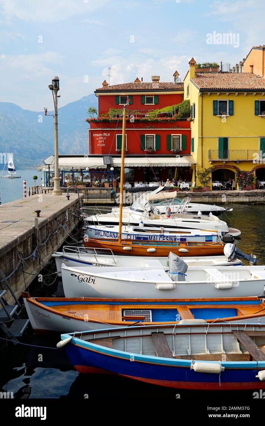 Boote am alten Hafen von Malcesine am Gardasee. [Automatisierte Übersetzung] Stockfoto