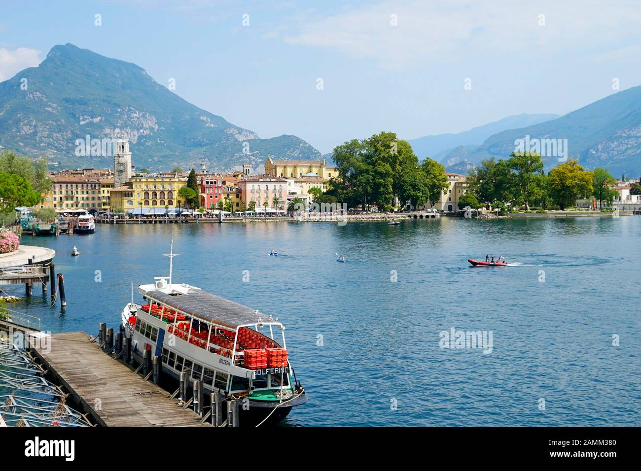 Blick auf die Altstadt von Riva del Garda am Gardasee. Im Vordergrund ein Ausflugsboot. [Automatisierte Übersetzung] Stockfoto