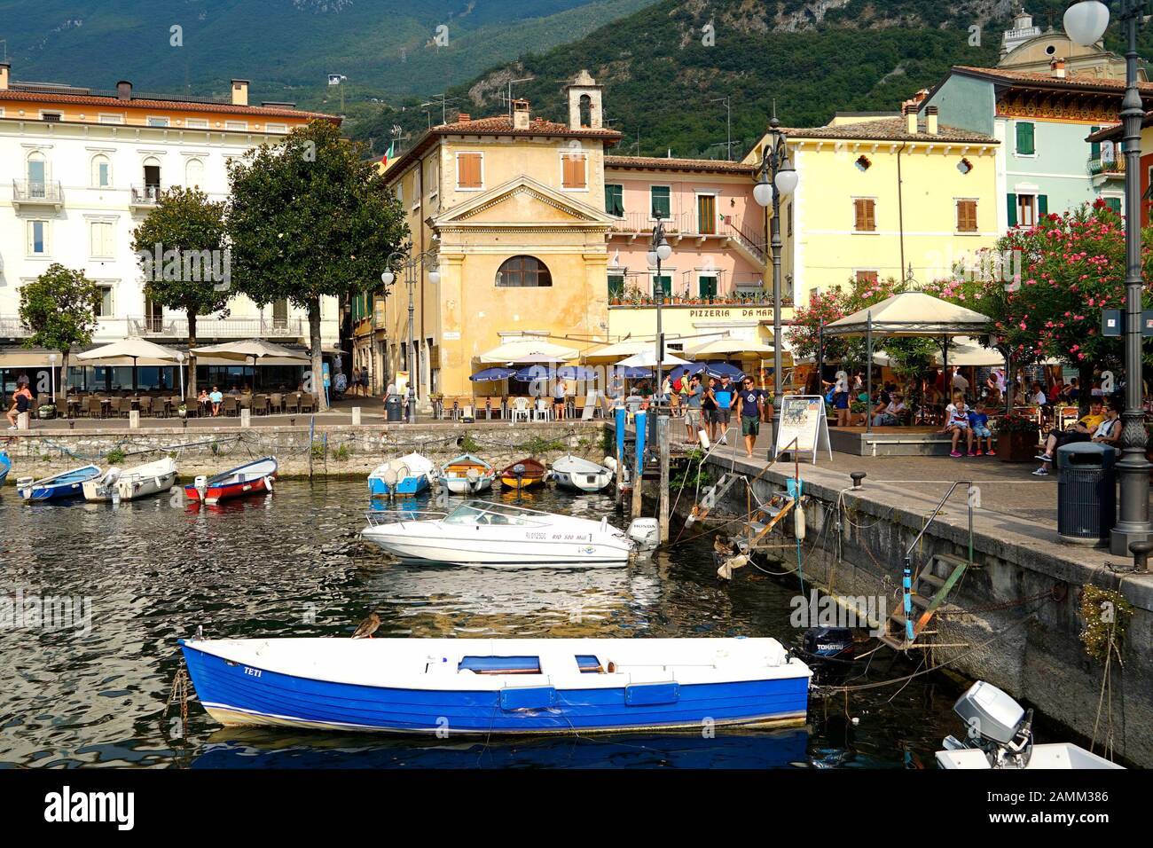 Boote am alten Hafen von Malcesine am Gardasee. [Automatisierte Übersetzung] Stockfoto