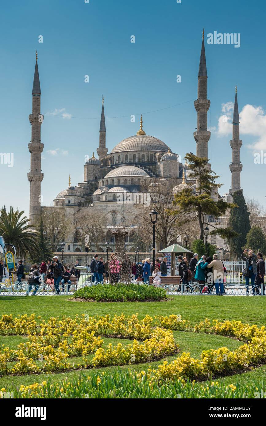 Der Sultanahmet-Platz ist der beliebte Touristenort mit den zahlreichen Sehenswürdigkeiten und dem Museum in Istanbul, Türkei Stockfoto