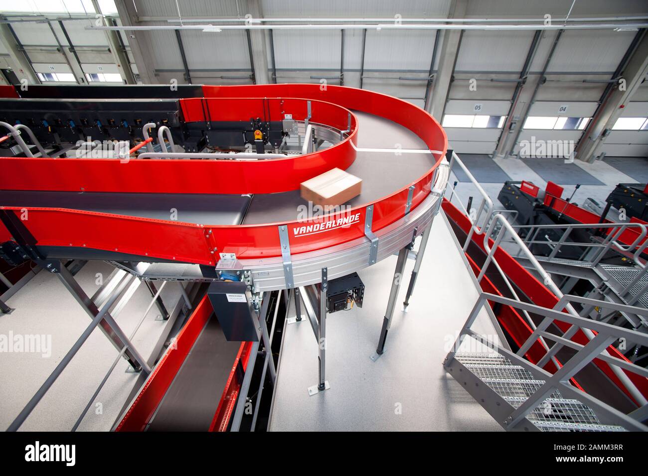 Das neue Distributionszentrum von DHL in München-Neuhausen. Hier ist die Montagelinie für die Pakete. [Automatisierte Übersetzung] Stockfoto