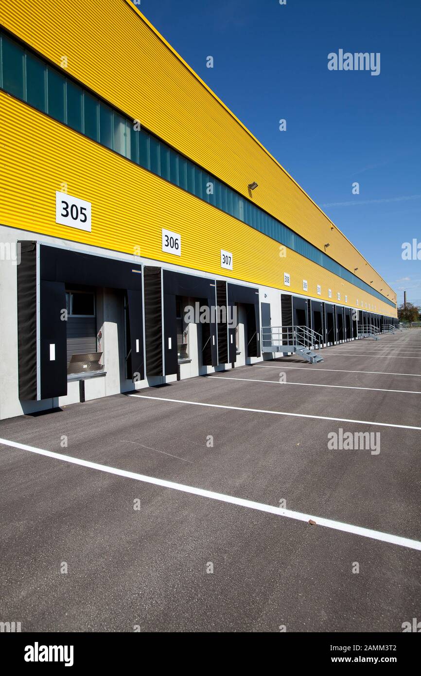 Das neue Distributionszentrum von DHL in München-Neuhausen. Hier die Ladeschlitze der Halle. [Automatisierte Übersetzung] Stockfoto