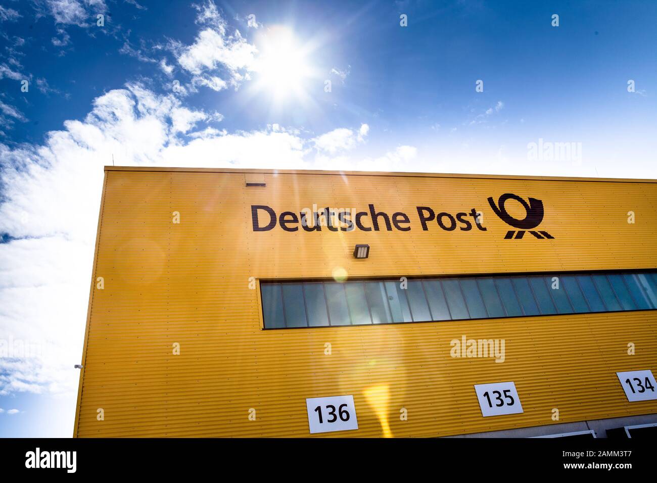 Das neue Distributionszentrum von DHL in München-Neuhausen. [Automatisierte Übersetzung] Stockfoto