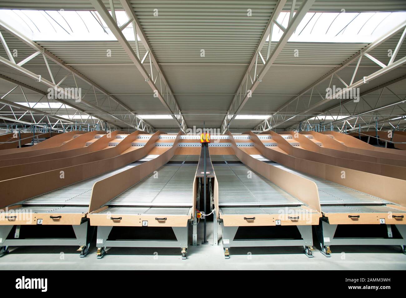 Das neue Distributionszentrum von DHL in München-Neuhausen. Hier sind die Folien für die sortierten Pakete. [Automatisierte Übersetzung] Stockfoto