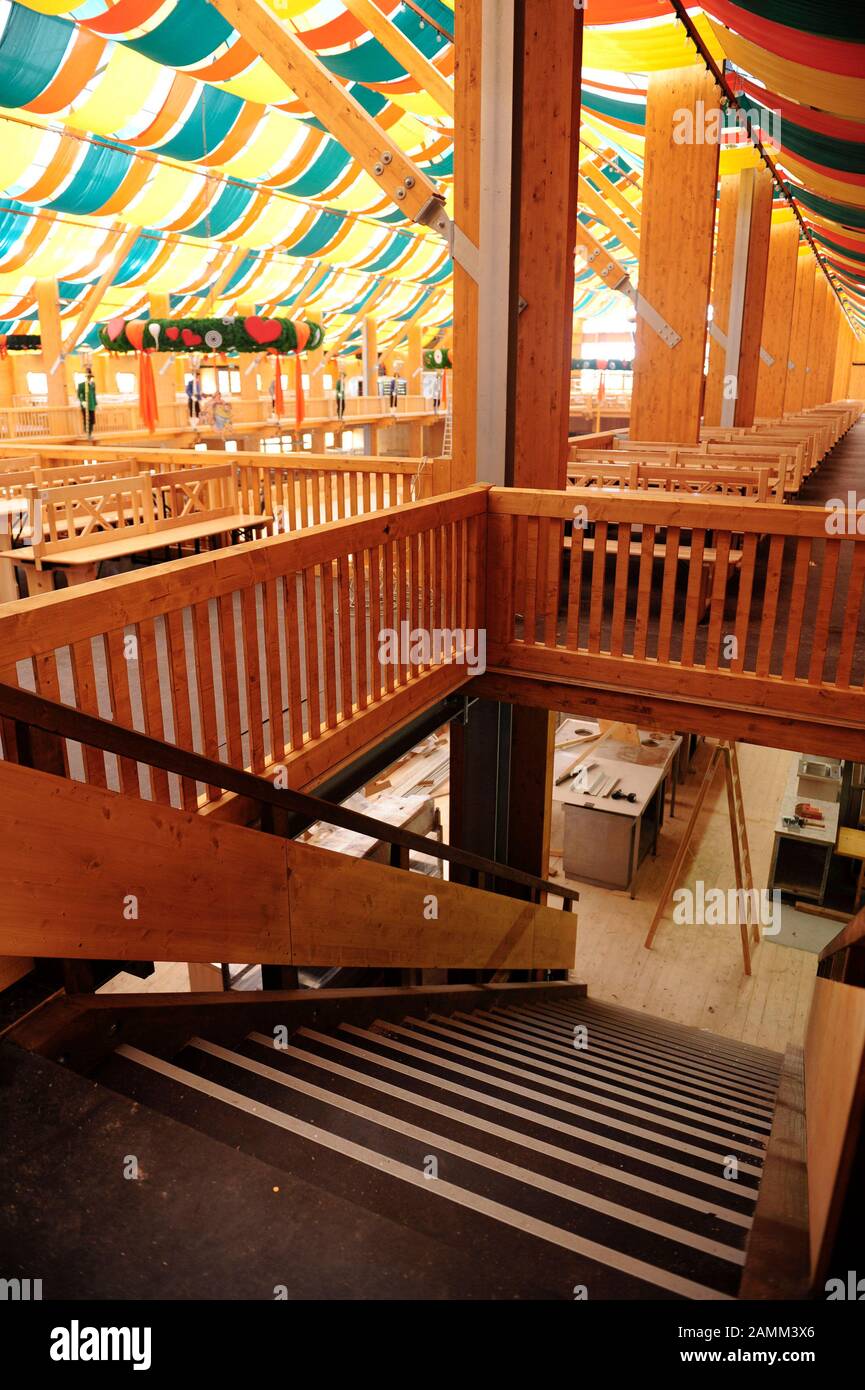 Bau des neuen Schützenzeltes für das Münchner Oktoberfest, das nun auch an den Längsseiten Balkone hat. Das Bild zeigt eine separate Treppe für Bediener. [Automatisierte Übersetzung] Stockfoto