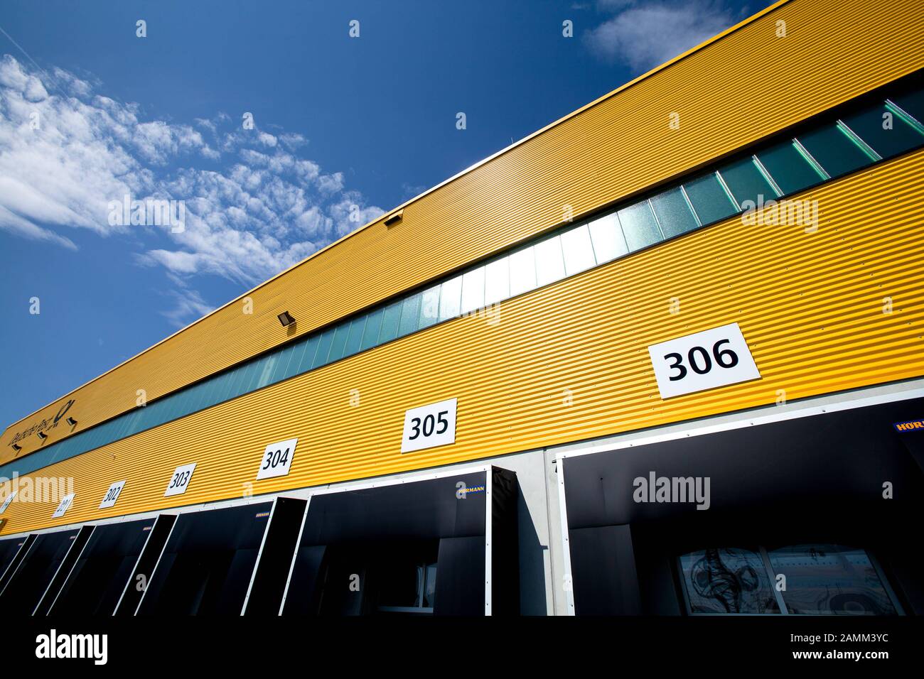 Das neue Distributionszentrum von DHL in München-Neuhausen. Hier sind die Nummern der Ladeschlösser. [Automatisierte Übersetzung] Stockfoto