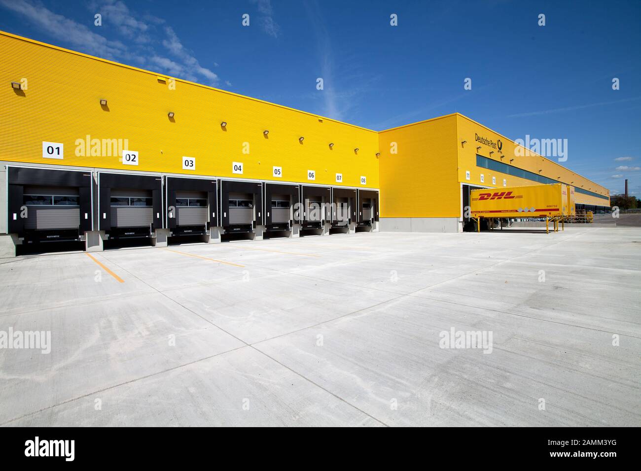 Das neue Distributionszentrum von DHL in München-Neuhausen. Hier die Ladeschlitze der Halle. [Automatisierte Übersetzung] Stockfoto