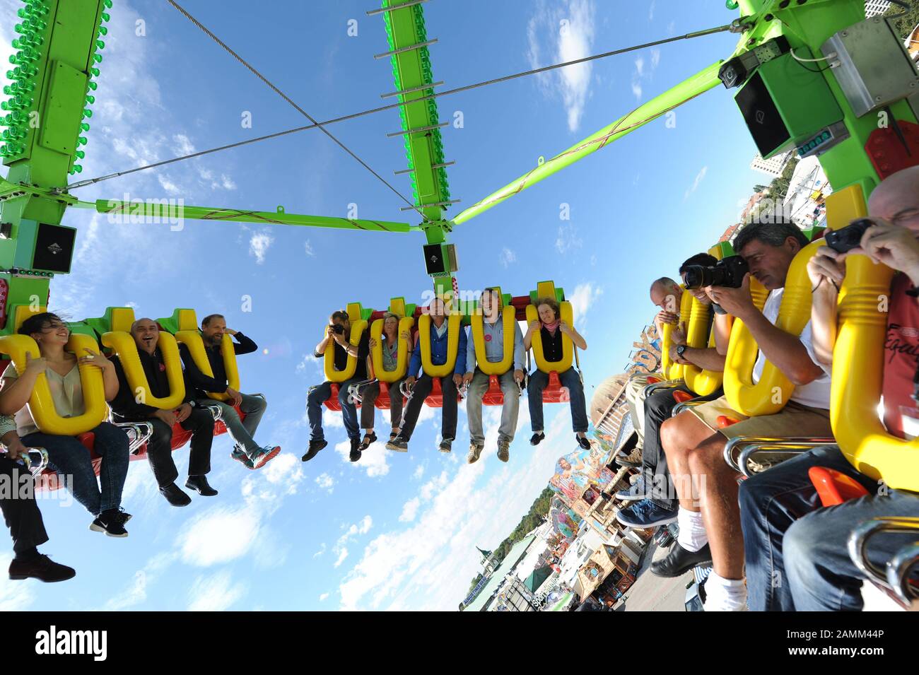 Medienvertreter testen den Tonga-XXL Mega-Swing auf der Theresienwiese in München. Bei der traditionellen Pressetour auf dem Oktoberfestgelände werden die neuen Fahrgeschäfte und Attraktionen im Voraus präsentiert. [Automatisierte Übersetzung] Stockfoto