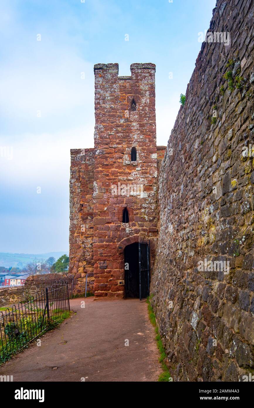 Athelstans Turm an der Stadtmauer, Exeter, Devon, Großbritannien. Von Rougemont Gardens aus gesehen. Stockfoto