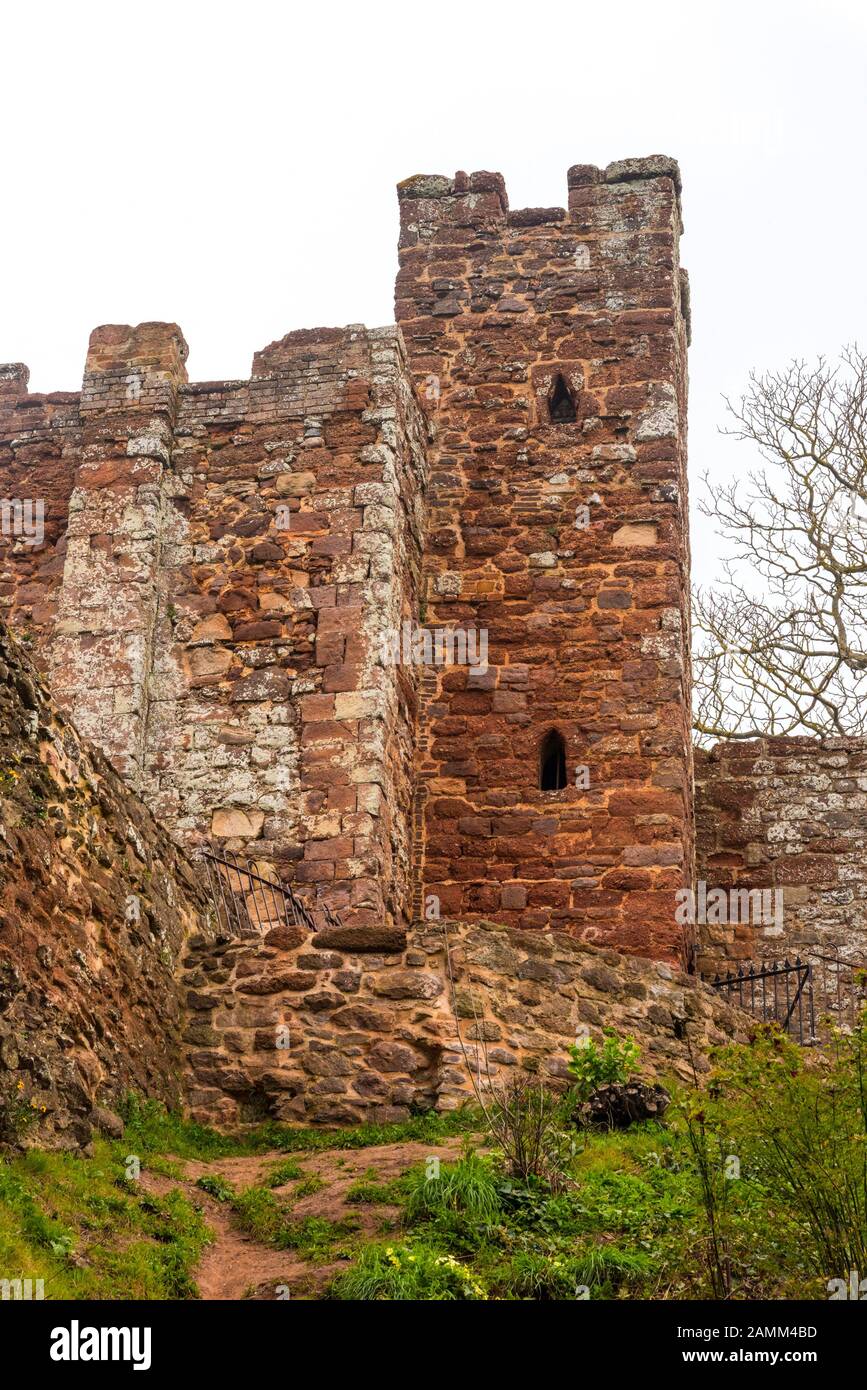 Athelstans Turm an der Stadtmauer, Exeter, Devon, Großbritannien. Von Rougemont Gardens aus gesehen. Stockfoto