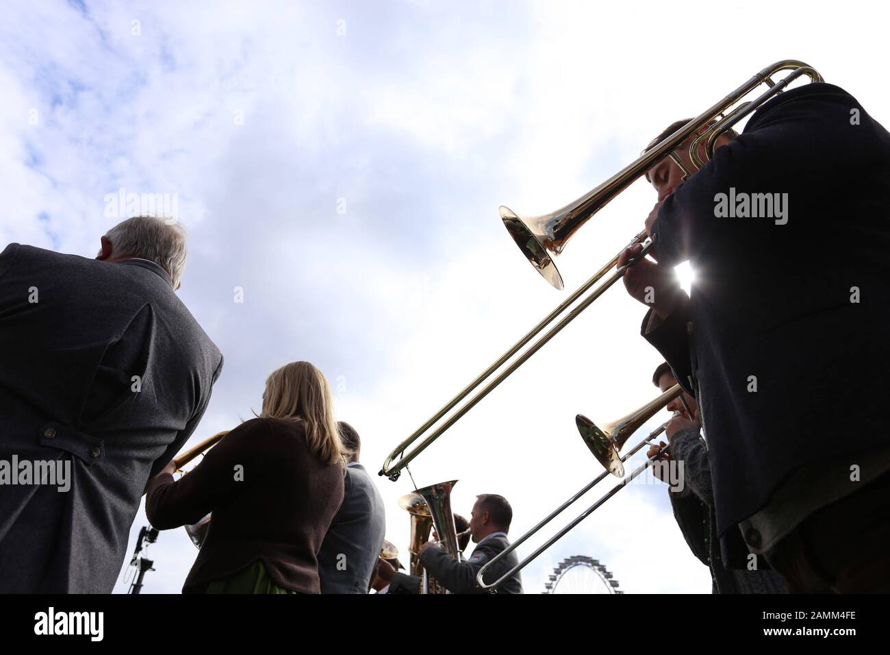 Oktoberfest 2015: Musiker beim Standkonzert der Wiesn-Kapellen zu Füßen der Bayern [Automatisierte Übersetzung] Stockfoto