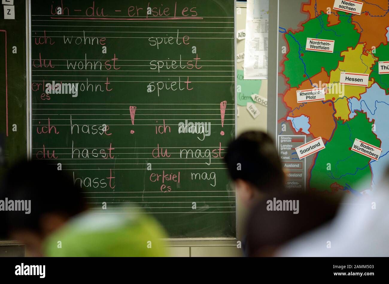 Deutschunterricht für Flüchtlingskinder in der Realschule in Puchheim. [Automatisierte Übersetzung] Stockfoto
