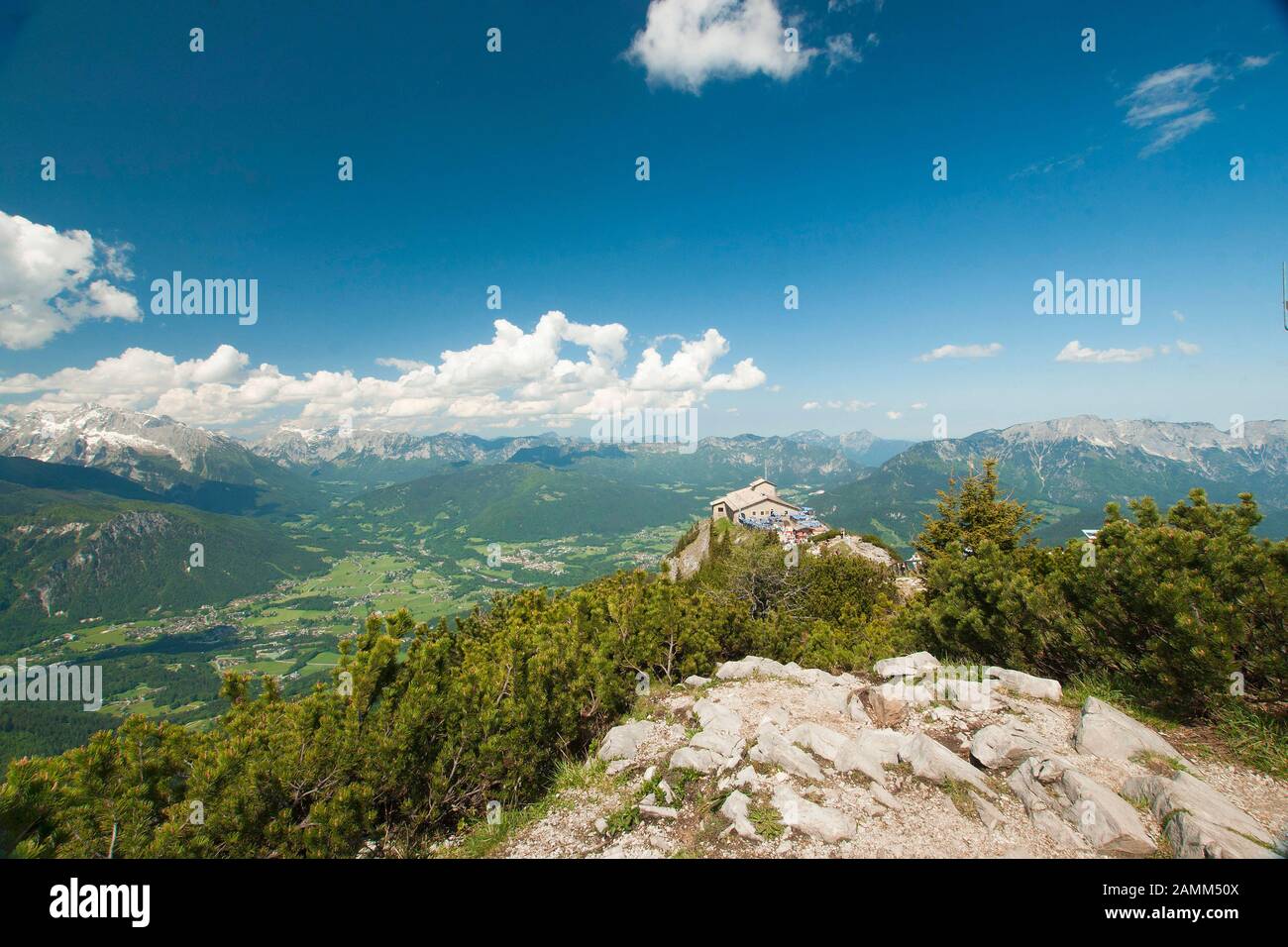 Panorama über die Adler-Nest auf der Adler-Nest, Berchtesgaden, Hitler bekam zum 50. Geburtstag die Adler-Nest als Geschenk, heute ist sie eines der beliebtesten Reiseziele im Berchtesgadener Land, Panorama über die Berchtesgadener Alpen, Königsee, Untersberg [automatisierte Übersetzung] Stockfoto