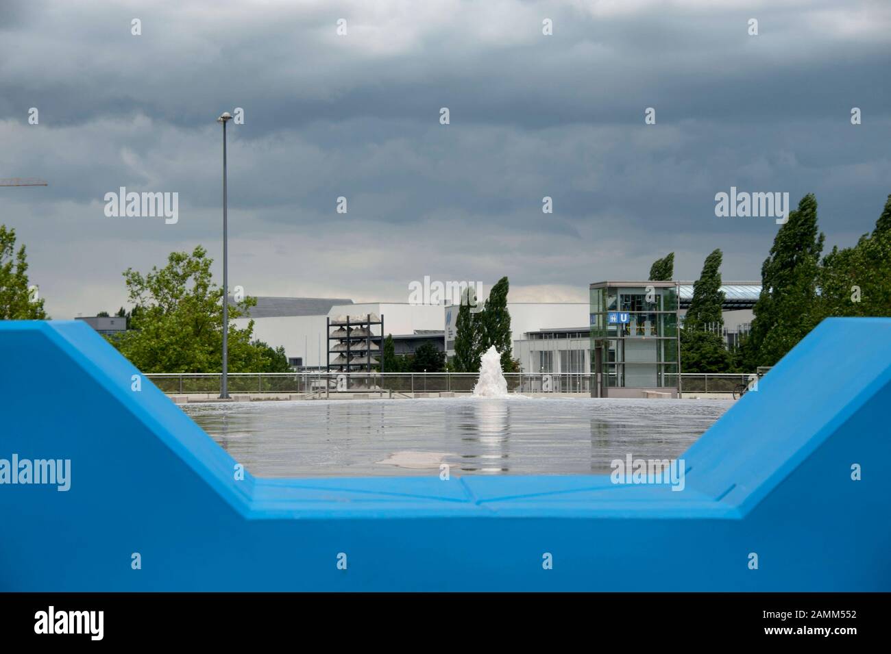 Farbige Bestuhlung am Willy-Brandt-Platz in der Messerstadt Riem. [Automatisierte Übersetzung] Stockfoto