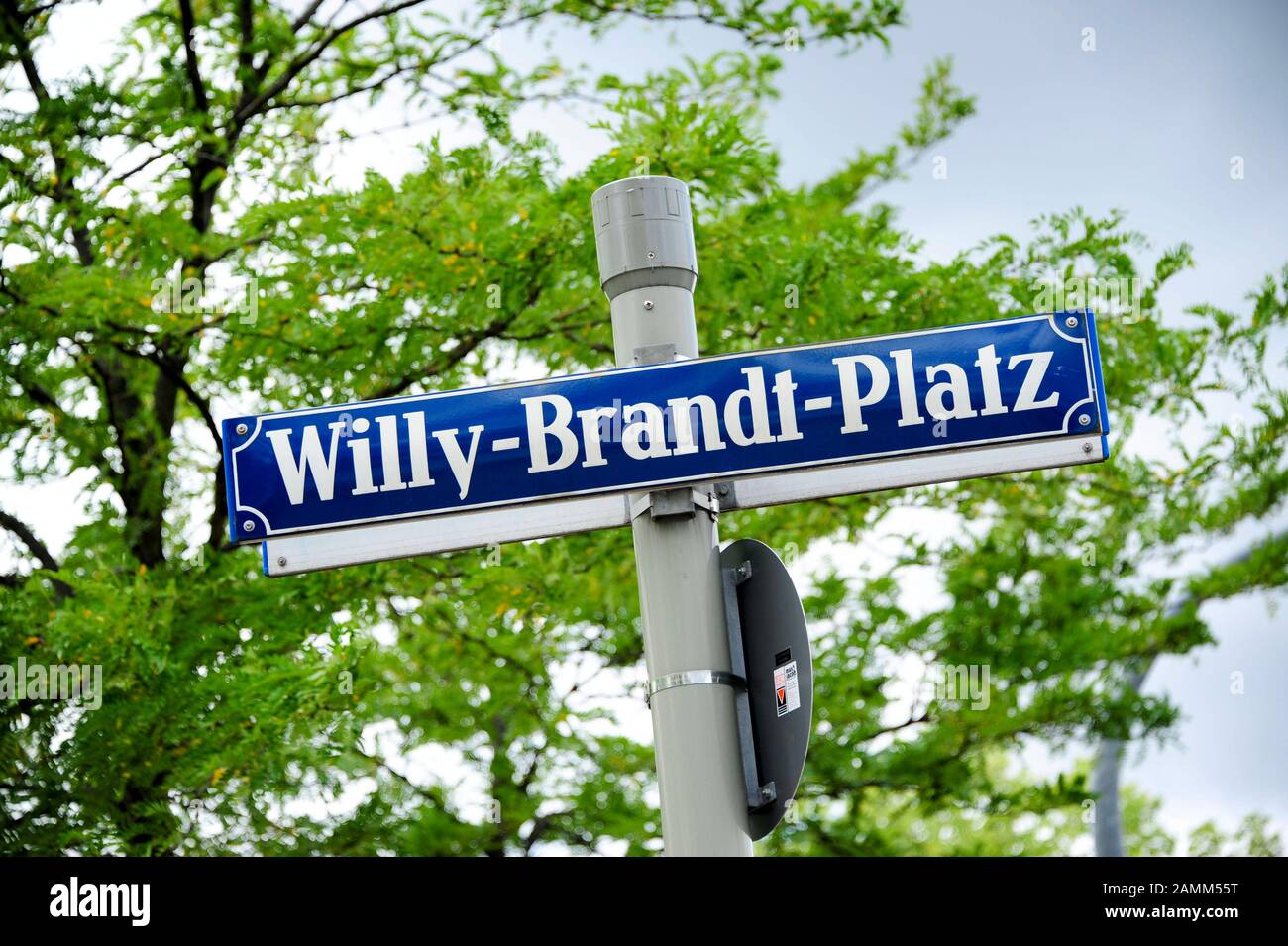 Straßenschild "Willy-Brandt-Platz" in Messestadt-Riem. [Automatisierte Übersetzung] Stockfoto