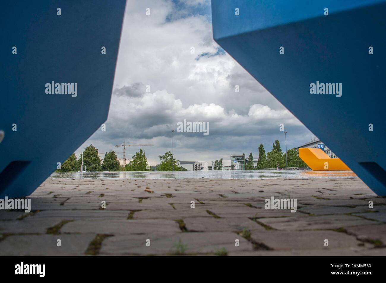 Farbige Bestuhlung am Willy-Brandt-Platz in der Messerstadt Riem. [Automatisierte Übersetzung] Stockfoto