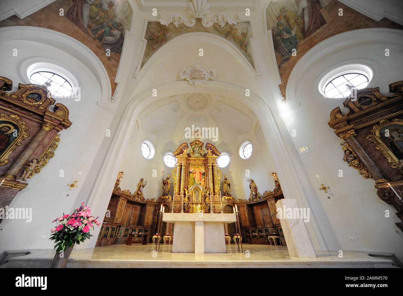 Wiedereröffnung der sanierten Kirche St. Sylvester in der Biedersteiner Straße 1 in Schwebing. Das Bild zeigt den Blick in die Kapelle. [Automatisierte Übersetzung] Stockfoto