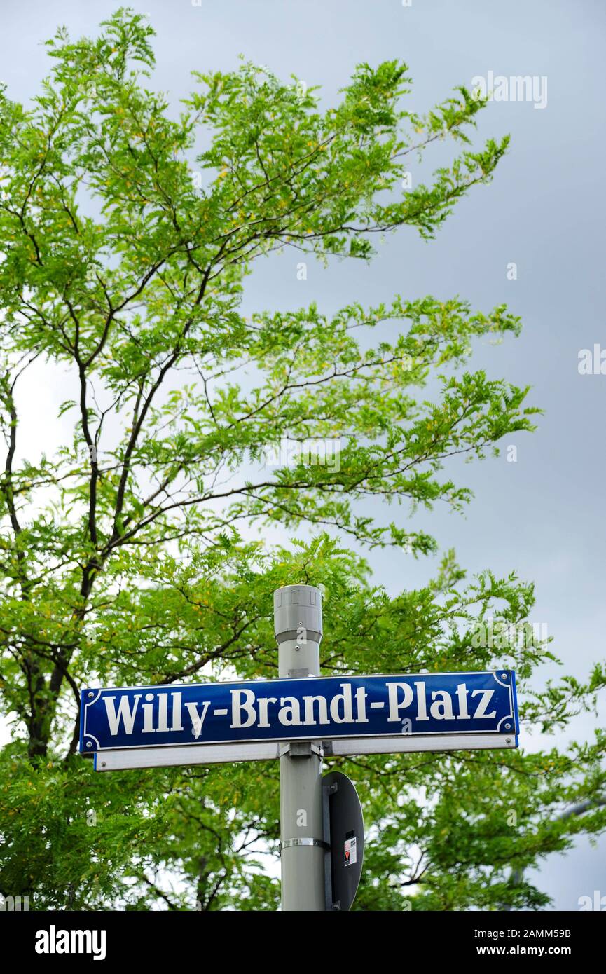 Straßenschild "Willy-Brandt-Platz" in Messestadt-Riem. [Automatisierte Übersetzung] Stockfoto
