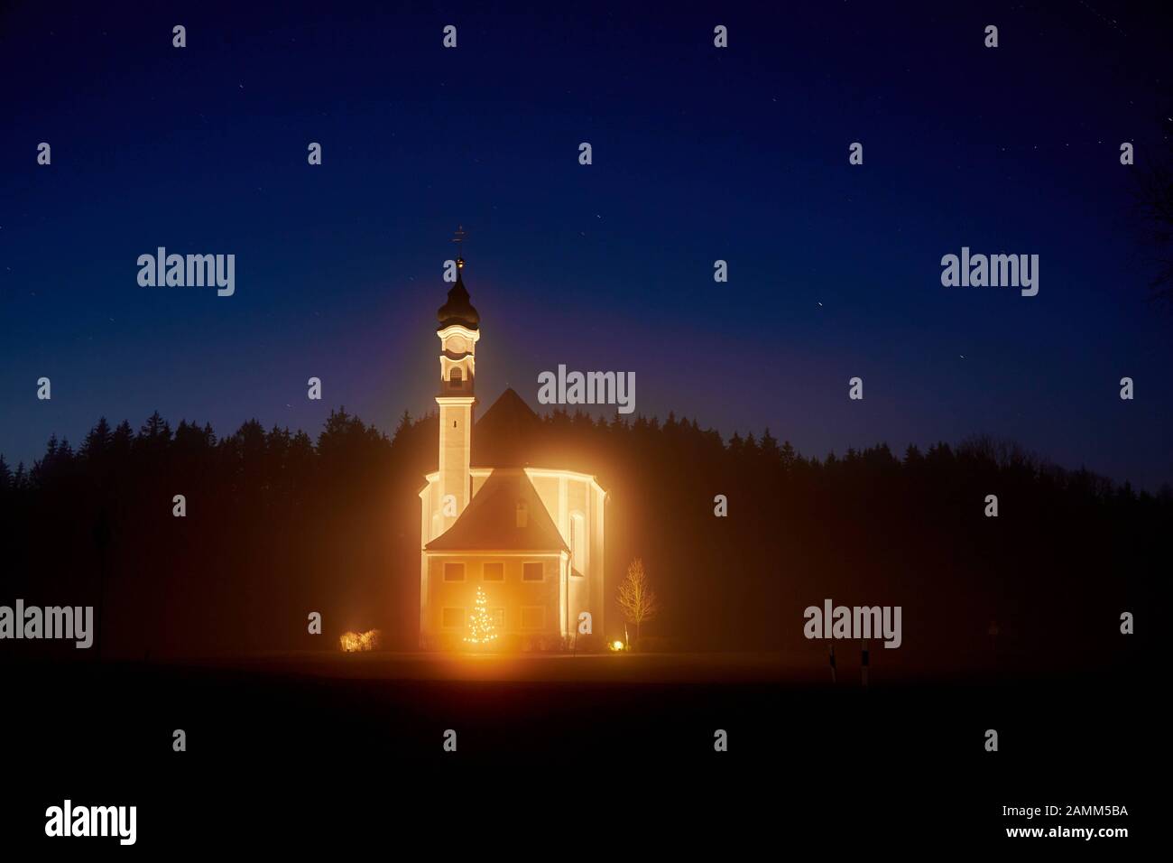 Dekoratives Foto - Rokoko-Wallfahrtskirche St. Leonhard-Dietramszell mit Weihnachtsbaum Weihnachtsbaum 21.12.2015, Foto: Manfred Neubauer [automatisierte Übersetzung] Stockfoto