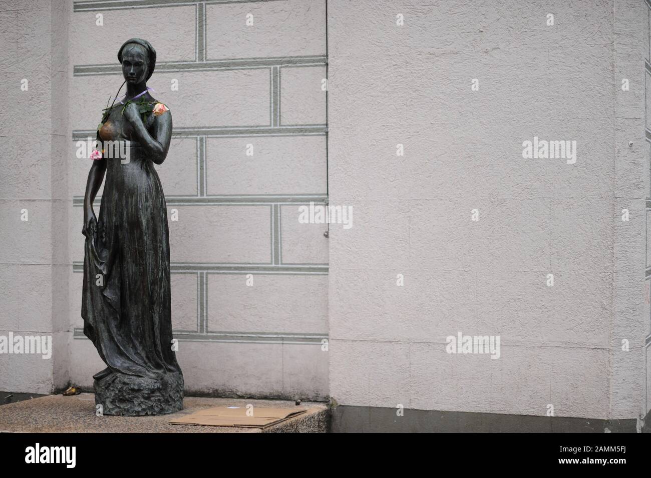 Kopie der Bronzestatue Juliet von Nereo Costantini vor dem Turm des Alten Rathauses am Münchner Marienplatz. Das Denkmal aus dem Jahr 1974 ist ein Geschenk der Sparkasse von Verona, Vicenza und Belluno. Verona ist eine Partnerstadt Münchens im Jahr 1960. [Automatisierte Übersetzung] Stockfoto