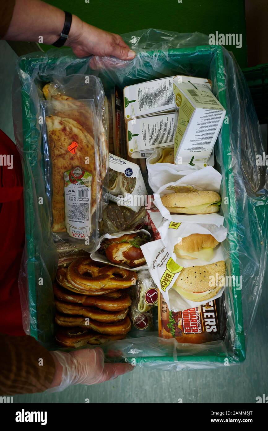 Schachtel mit gespendeten abgelaufenen Supermarktprodukten der Augsburger Tafel. [Automatisierte Übersetzung] Stockfoto