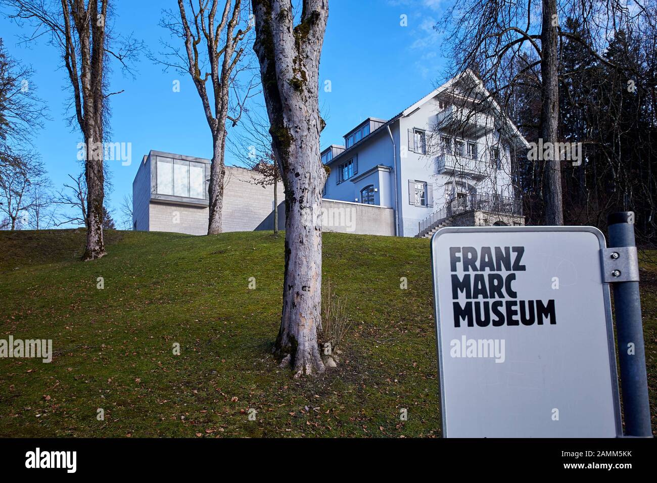 Franz Marc Museum Kochel, 2008, der von den Schweizer Architekten Diethelm und Spillmann entworfene neue Erweiterungsbau brachte neue Möglichkeiten für das Museumskonzept mit sich: Es erweiterte die Ausstellungsfläche um rund 700 Quadratmeter, so dass schließlich das Werk von Franz Marc in völlig neue Zusammenhänge gestellt werden konnte, Franz Marc: Geboren am 8. Februar 1880 in München, getötet am 4. März 1916 in Braquis bei Verdun, Frankreich, 14. Januar 2016, Foto: Manfred Neubauer [automatisierte Übersetzung] Stockfoto