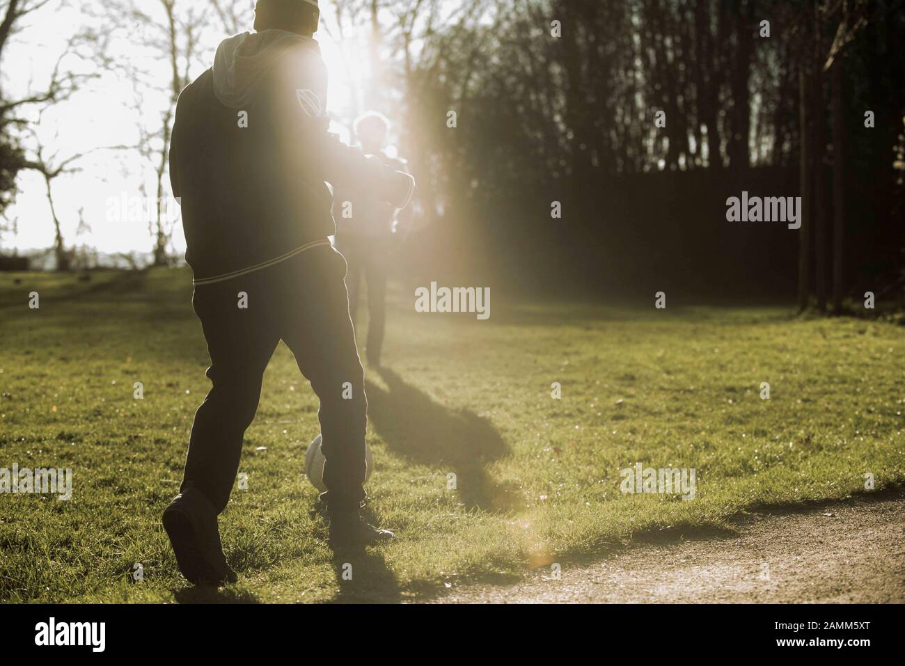 Junge Leute spielen Fußball in der Nähe der Unterkünfte für unbegleitete, minderjährige Flüchtlinge auf Burg Schwaneck in Pullach. [Automatisierte Übersetzung] Stockfoto