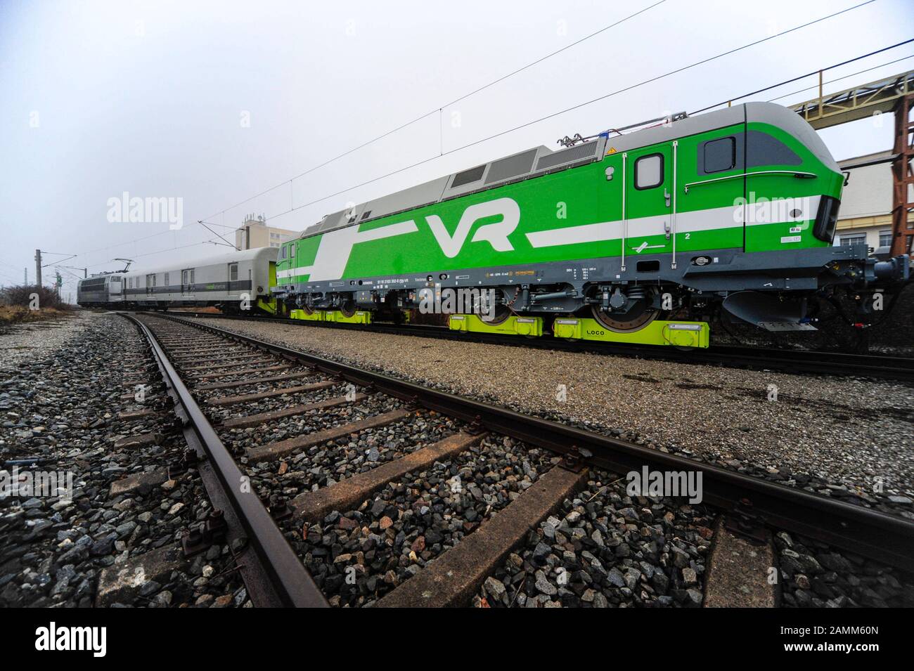 Eine neue Breitspurlok wird von der Firma Railadventure aus dem Siemens-Werk München-Allach nach Finnland überführt. [Automatisierte Übersetzung] Stockfoto