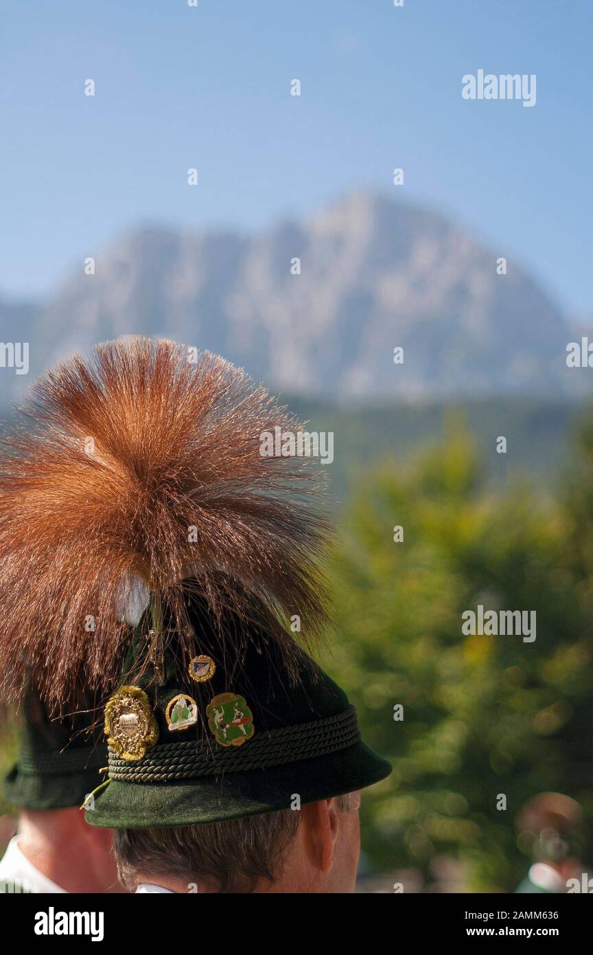 Traditioneller Hut mit Gamsbart beim traditionellen Trachtenfest in Aufham  - Prozession, Berchtesgadener Land/Rupertiwinkel, Oberbayern  [automatisierte Übersetzung] Stockfotografie - Alamy