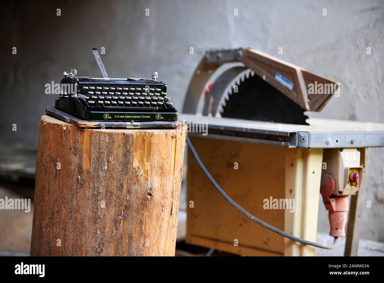 Schreibmaschine des Schauspielers Franz Xaver Kroetz auf seinem Hof im Chiemgau vor einem. [Automatisierte Übersetzung] Stockfoto