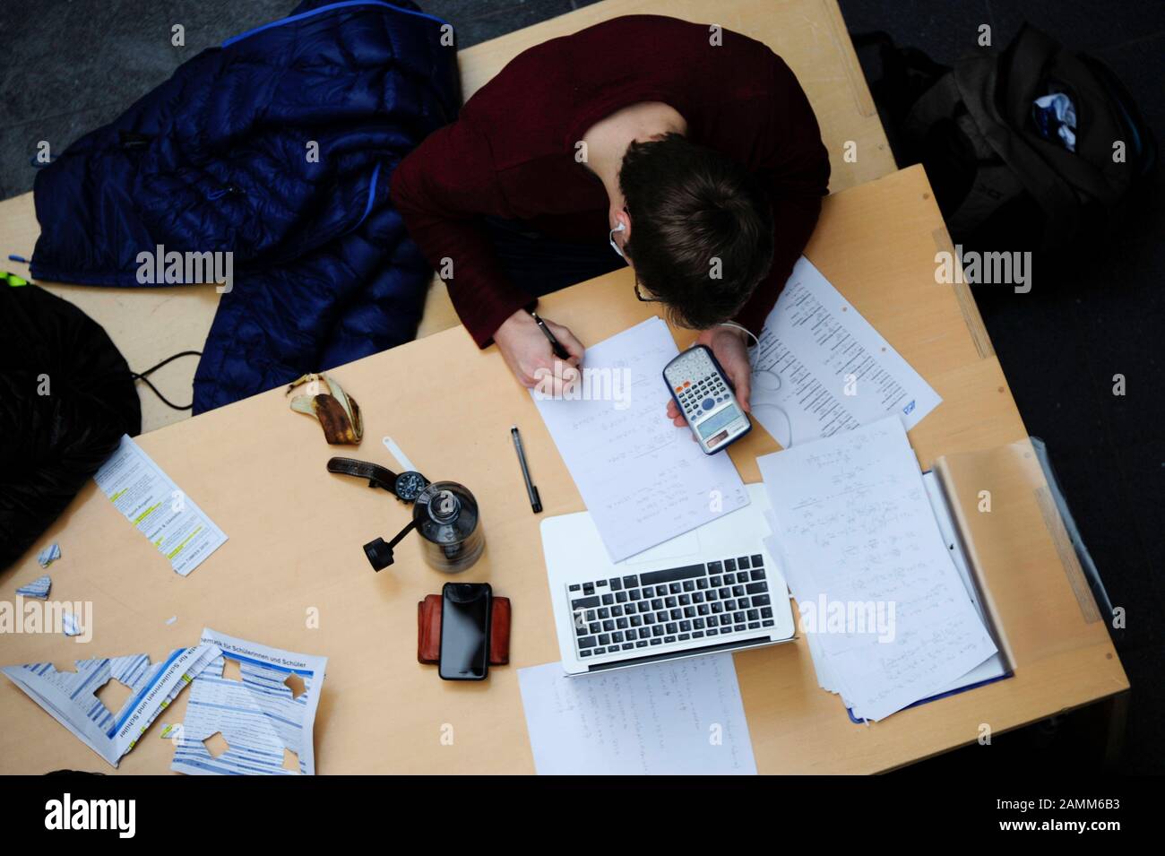 Tag der Mathe-Martik am TU Campus Garching: Im Bild lösen Studenten arithmetische Probleme im Gebäude der Fakultät für Mathematik. [Automatisierte Übersetzung] Stockfoto