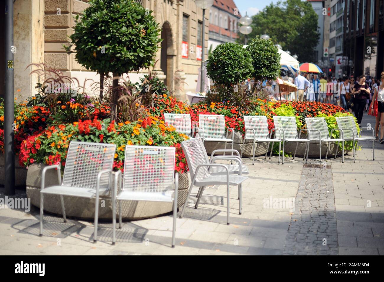 Betriebströge und Sitzgelegenheiten in der Neuhauser Straße in der Münchner Fußgängerzone. [Automatisierte Übersetzung] Stockfoto