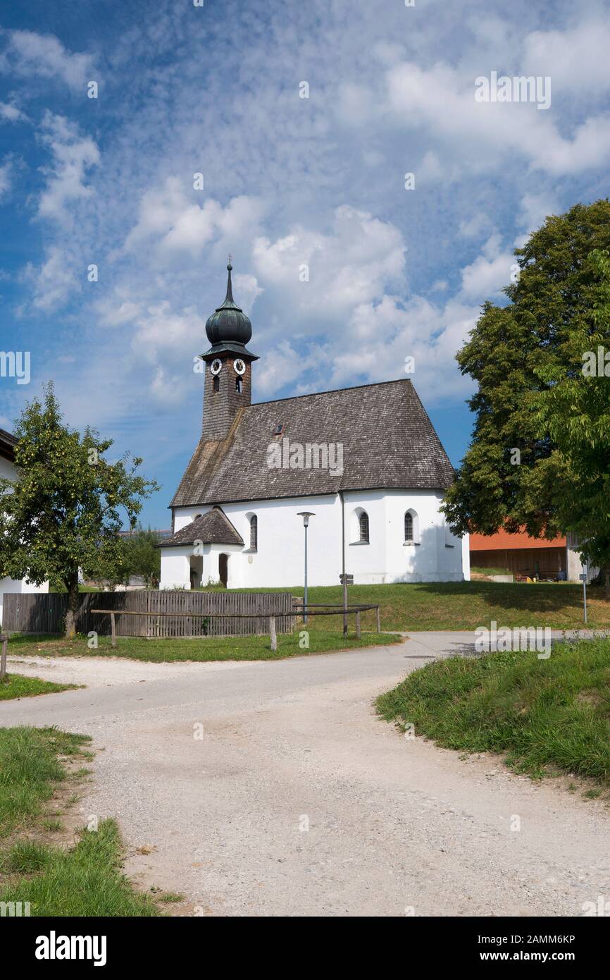 Kirche in Holzhausen St. Leonhards, Tochterkirche Teisendorf im Berchtesgadener Land, Bayern [automatisierte Übersetzung] Stockfoto