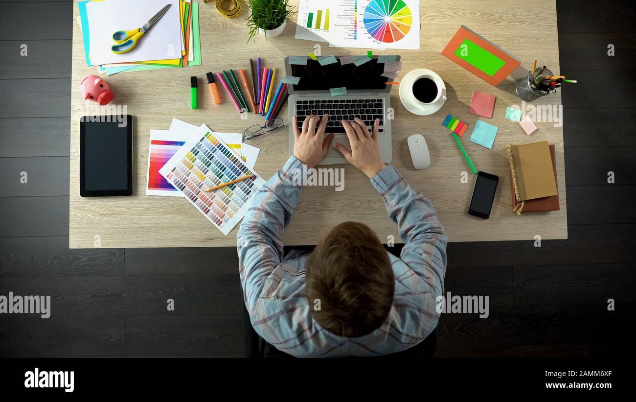 Designer, die auf Rahmen mit grünem Bildschirm schauen, arbeiten von Bild und Draufsicht inspiriert Stockfoto