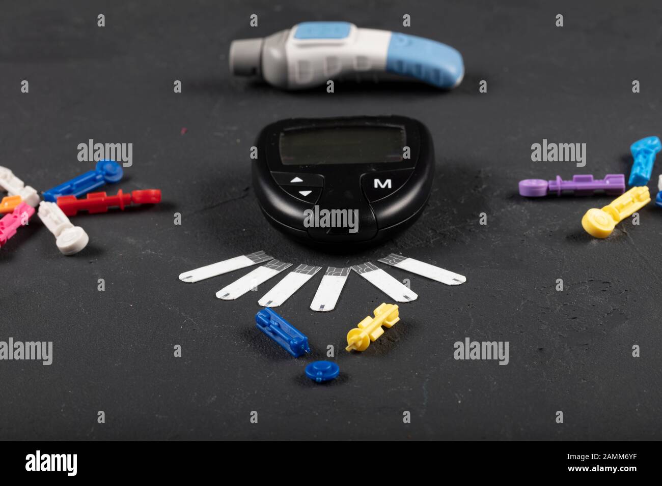 Glukosimeter (Zuckermessgerät) und Spritze für Insulin, Überwachung von  Diabetes mellitus isoliert auf schwarzem Hintergrund Stockfotografie - Alamy