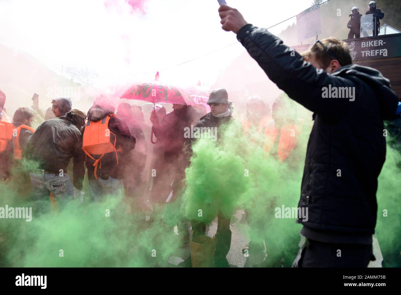 Demonstranten halten Rauchgranaten in den Händen. Italienische Demonstranten protestieren am 24. April 2016 gegen die von Österreich geplanten Grenzkontrollen. [Automatisierte Übersetzung] Stockfoto