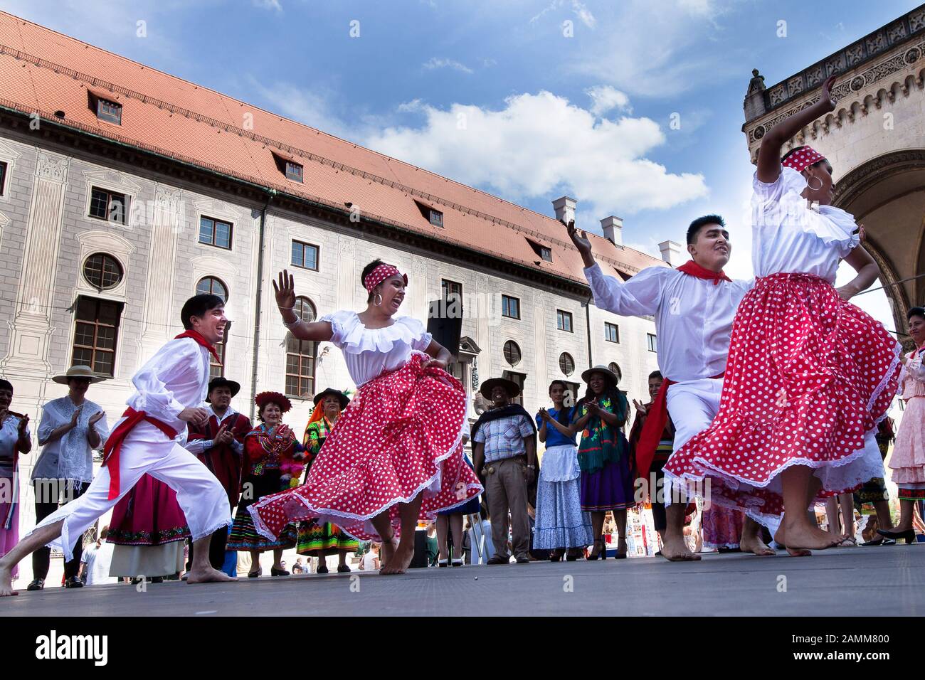 Zu Ehren des Heiligen Benno, des Schutzpatrons Bayerns und der Stadt München, wird auf dem Odeonsplatz das Bennofest gefeiert. Das Bild zeigt eine afro-peruanische Tanzgruppe in traditionellem Kostüm. [Automatisierte Übersetzung] Stockfoto