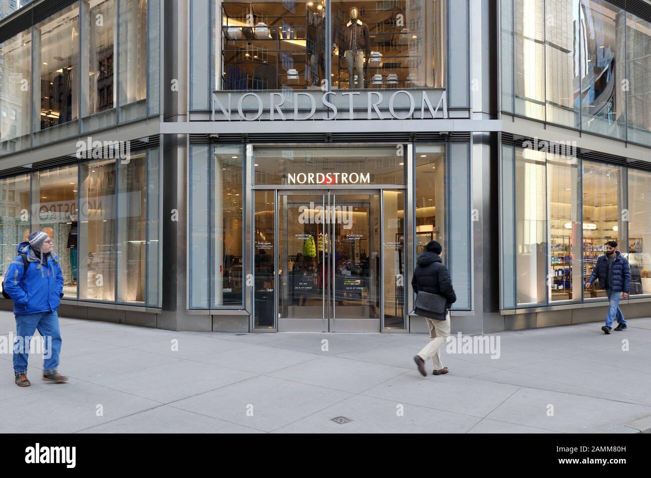 Nordstrom Men's Store, 235 West 57th Street, New York, New York, Außenansicht eines Bekleidungshauses in Columbus Circle in Manhattan. Stockfoto