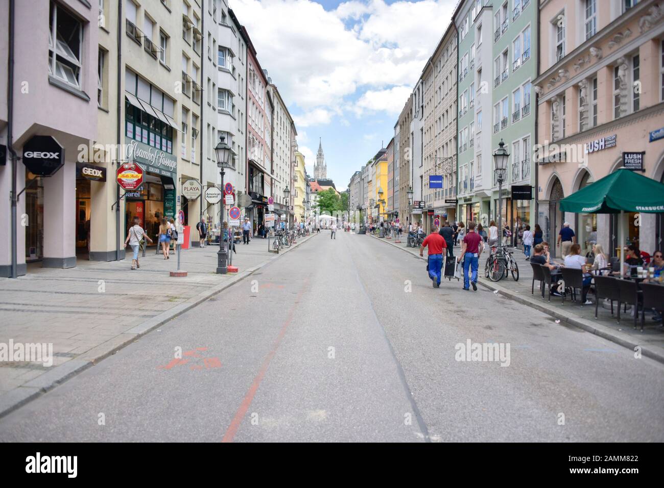 Seit 01.07.2016 ist die Sendlinger Straße in München komplett Fußgängerzone. [Automatisierte Übersetzung] Stockfoto