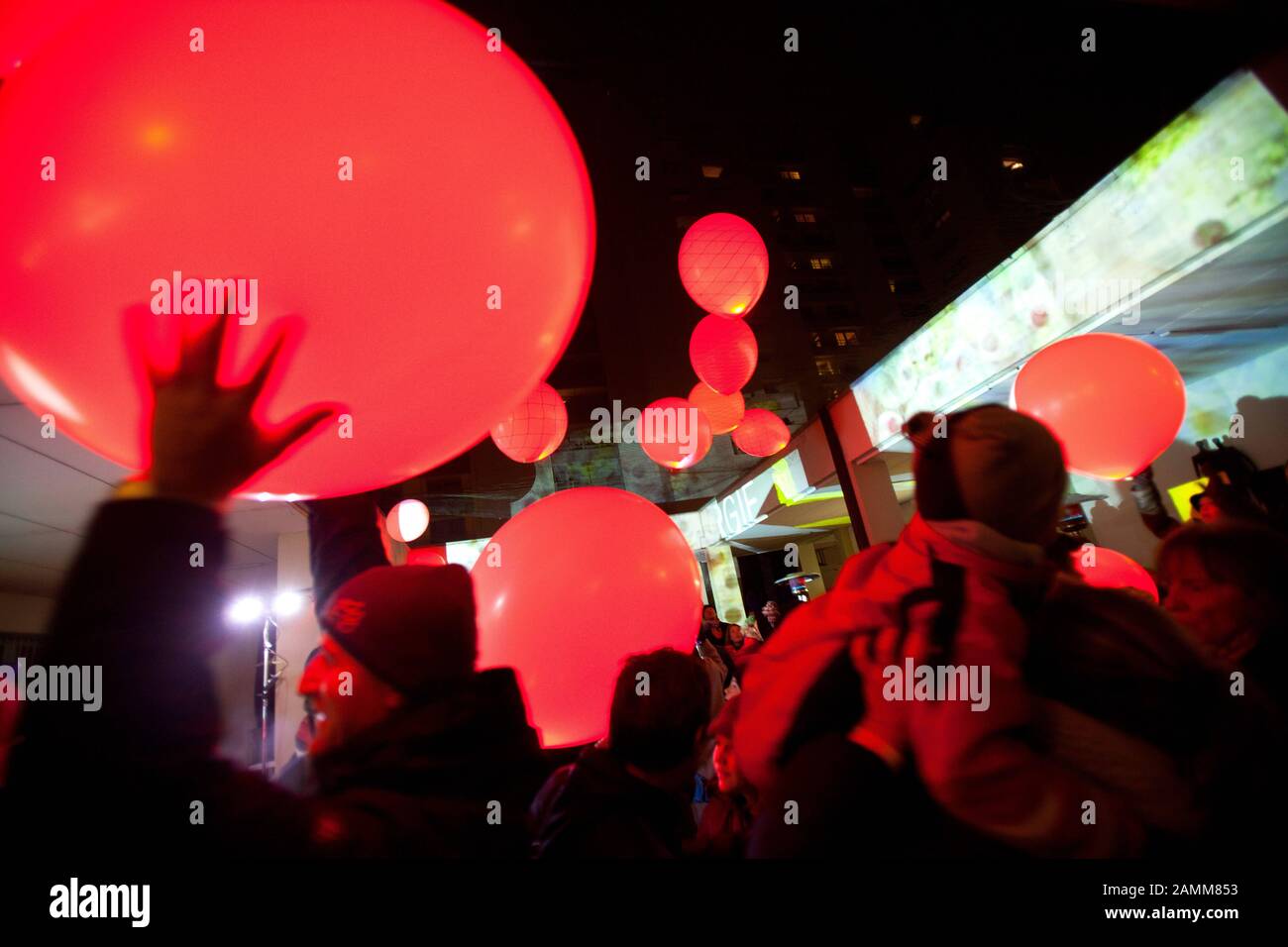 Kreisfest mit Lichtinstallationen im Paul-Ottmann-Zentrum bei Westkreuz. Im Bild schweben rote, leuchtende Riesenballons vom Himmel. [Automatisierte Übersetzung] Stockfoto