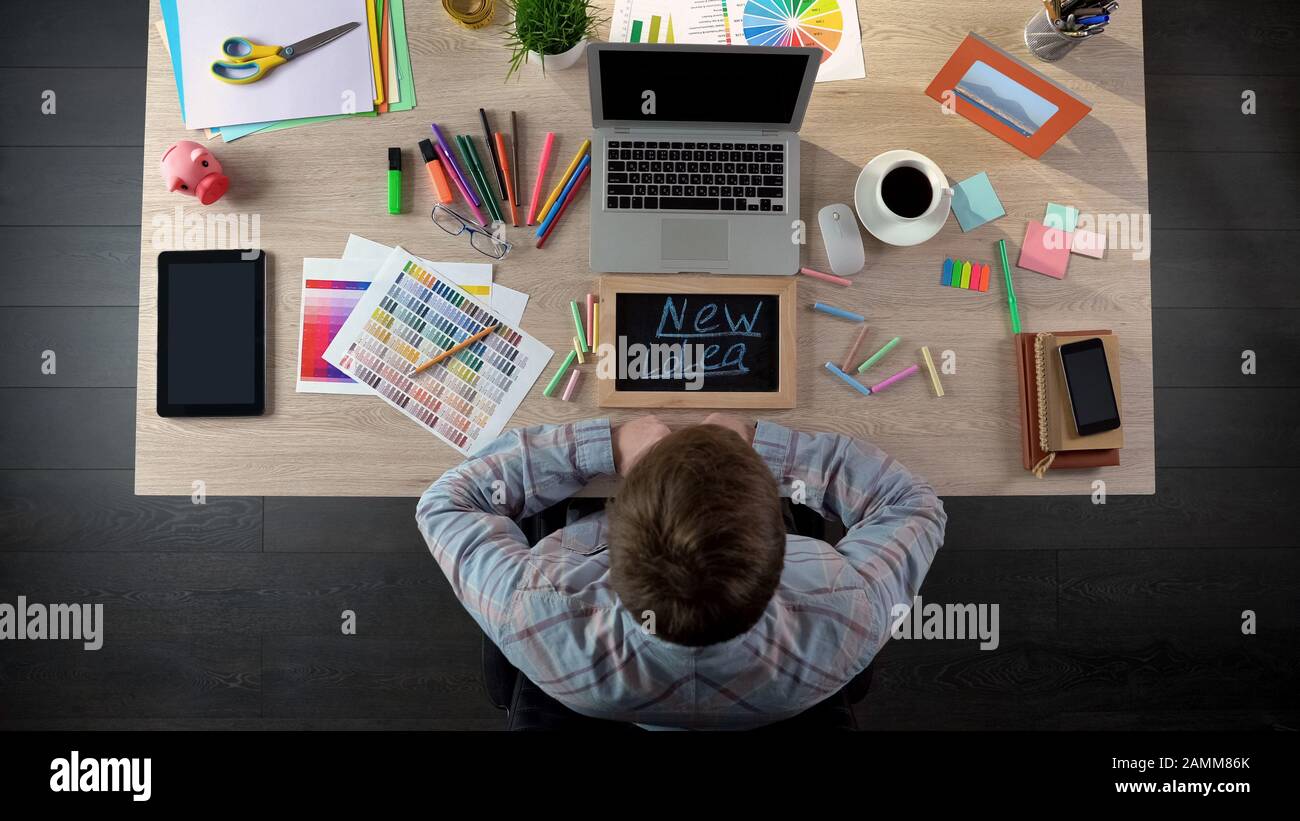 Draufsicht über Menschen, die neue Ideen auf der Tafel schreiben, inspiriert für Startup-Unternehmen Stockfoto