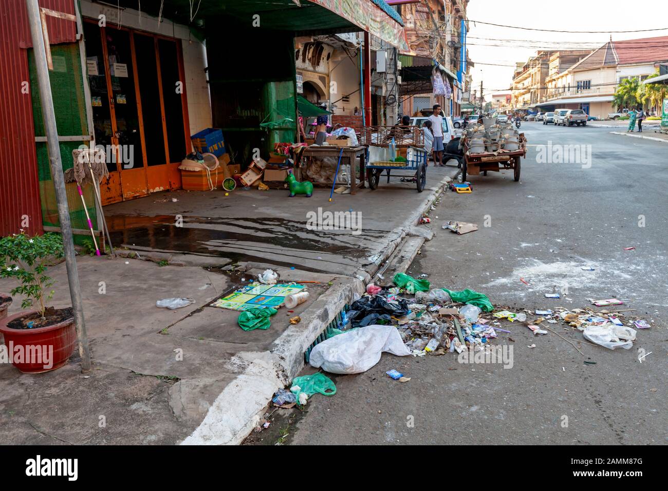 Eine Gruppe von Obdachlosen Radikalfänger sind auf einer Straße in der Nähe einer unbeaufsichtigten Haufen Müll auf einer Straße der Stadt in Kampong Cham, Kambodscha gesammelt. Stockfoto