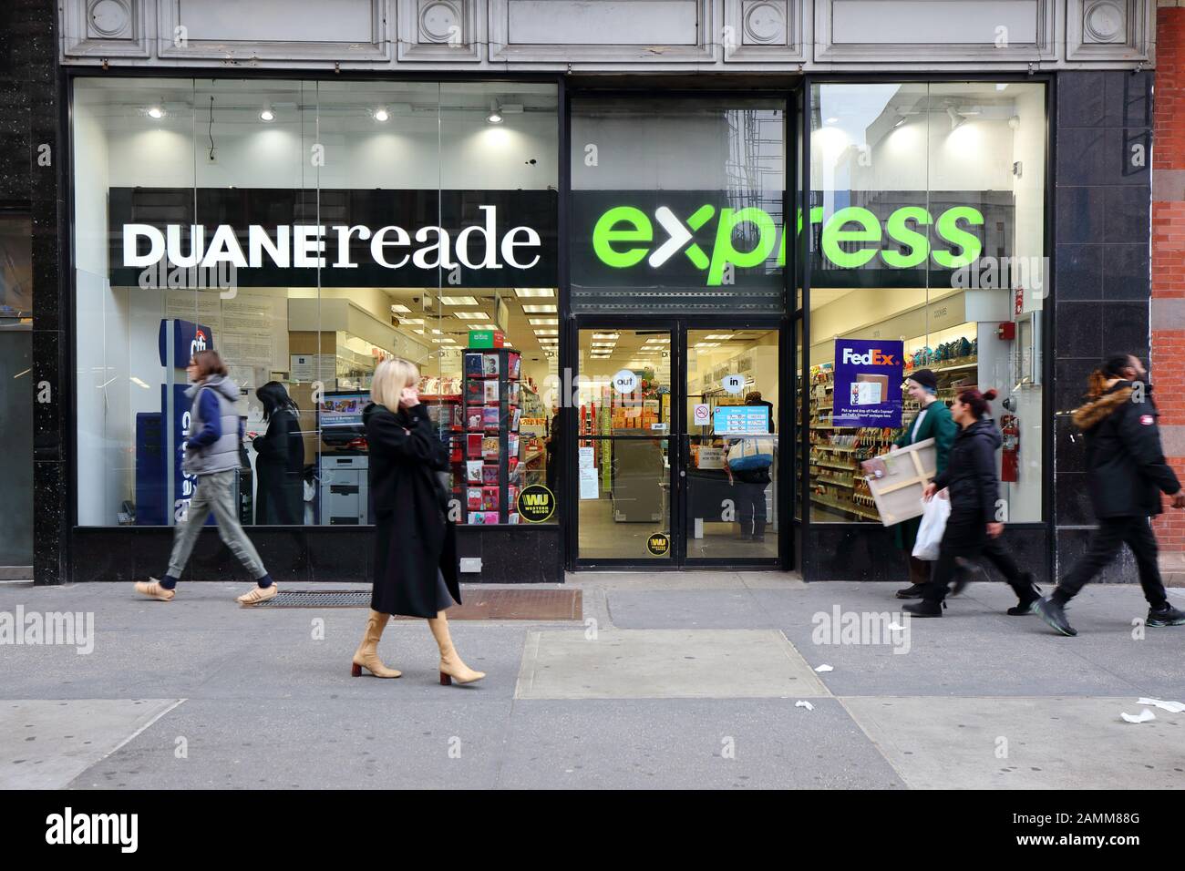Duane Reade Express, 184 5. Ave, New York. NYC-Schaufensterfoto eines Lebensmittelladens im Flatiron-Viertel von Manhattan. Stockfoto