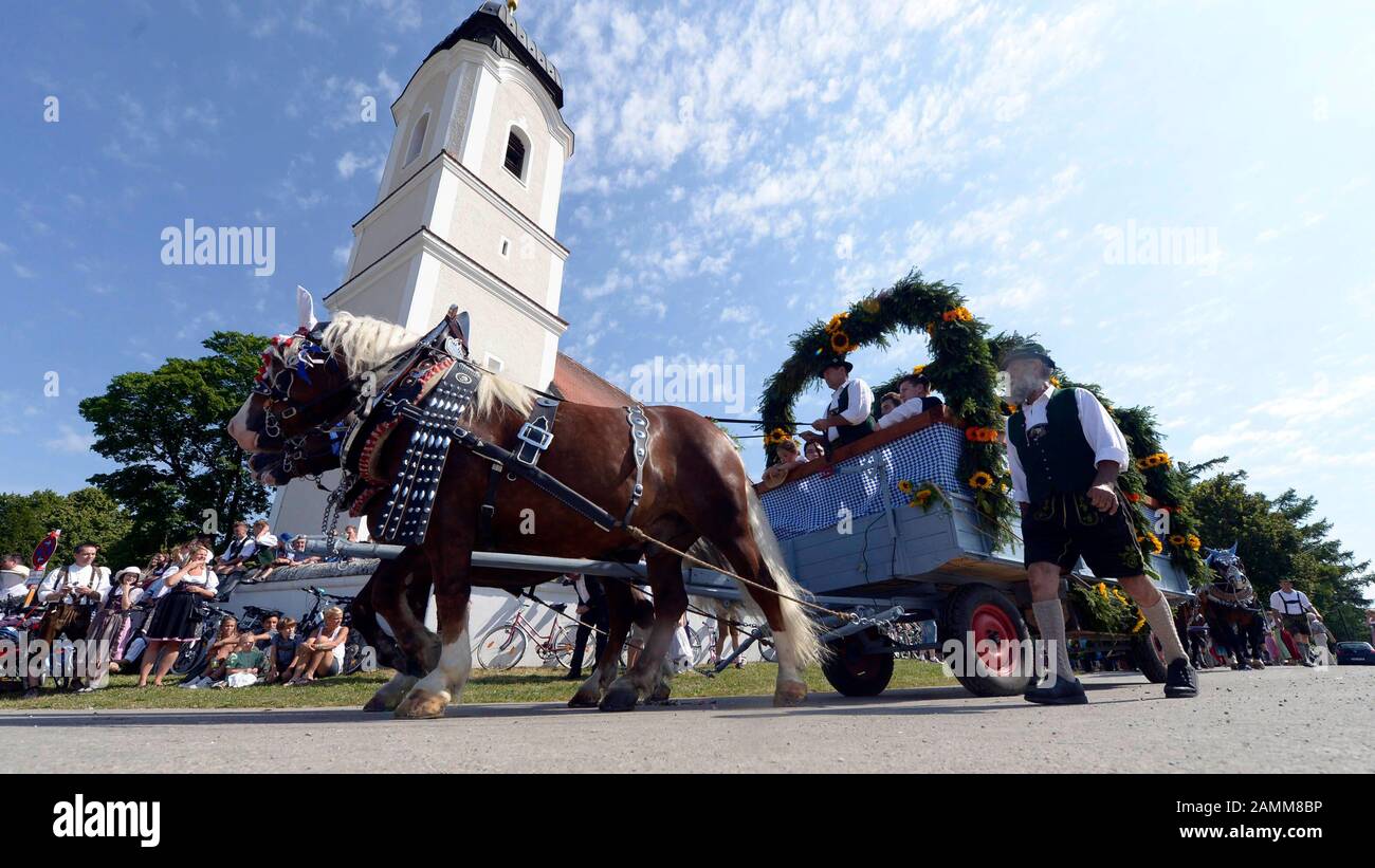 Teilnehmer der Leonhardi-Fahrt mit Pferdesegen in Höhenkirchen-Siegertsbrunn. [Automatisierte Übersetzung] Stockfoto