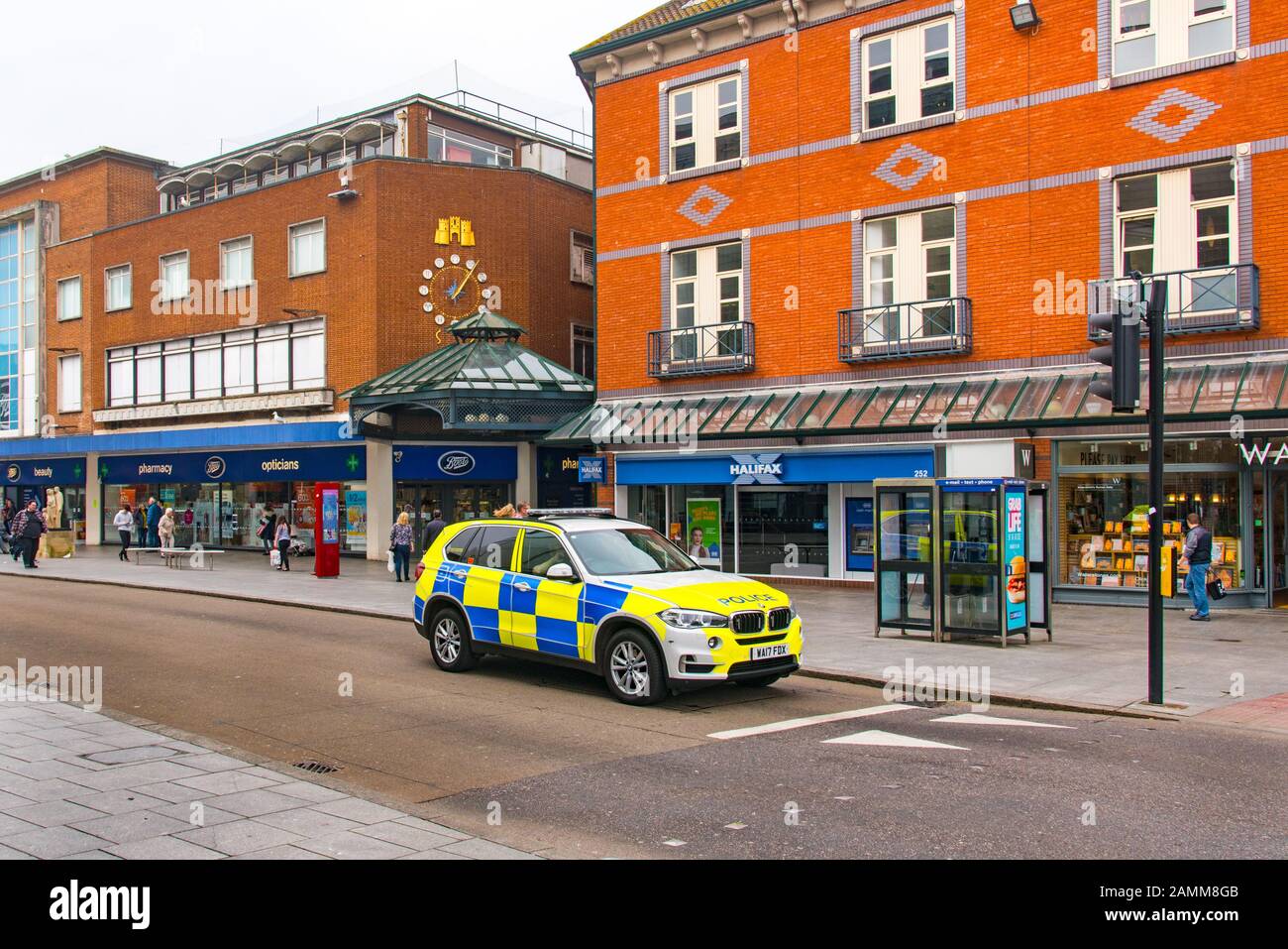 Exeter, DEVON, Großbritannien - 31. MAR19: Devon und Cornwall Polizeiwagen vor Stiefeln in der Exeter High Street. Stockfoto