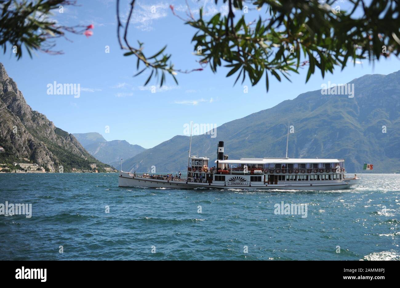Fähre zum Fischerdorf Limone sul Garda am Gardasee. [Automatisierte Übersetzung] Stockfoto
