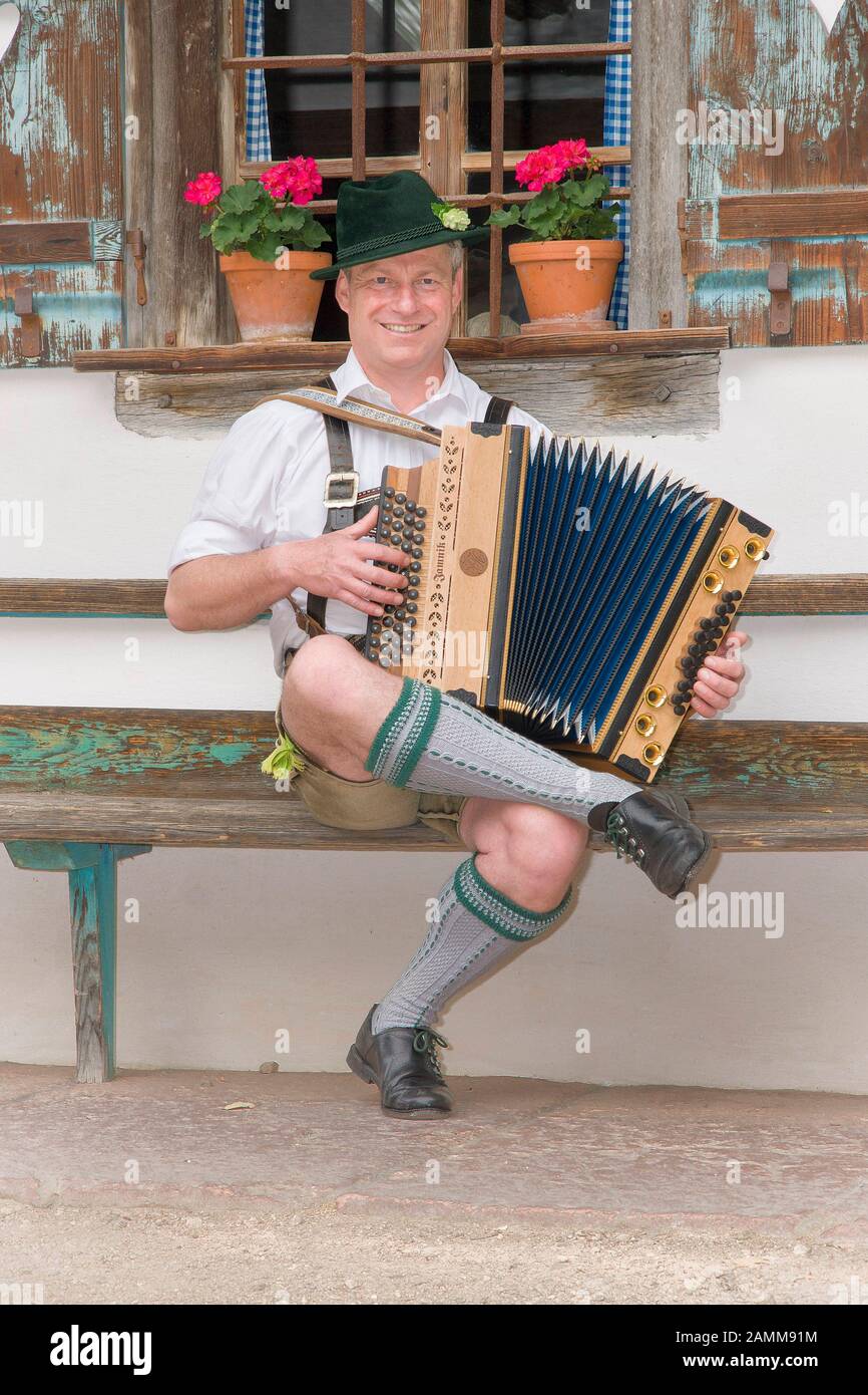 Der Volksmusiker Hermann Huber mit dem Ziach (Akkordeon), sehr typische und beliebte Musikinstrumente der Volksmusik im bayrisch-österreichischen Raum, wird als Solo- und Gruppeninstrument eingesetzt [automatisierte Übersetzung] Stockfoto