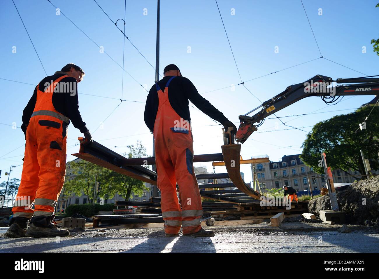 Erneuerung der Straßenbahngleise am Stachus/Karlsplatz in der Münchner Innenstadt. Das Bild zeigt die Verlegung der neuen Schienen. [Automatisierte Übersetzung] Stockfoto