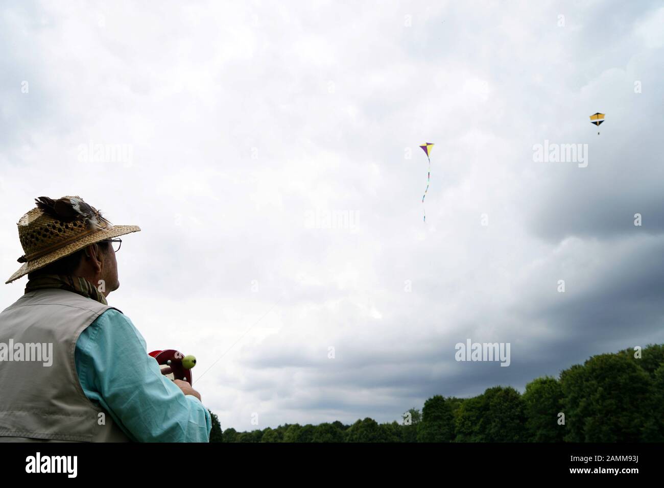 Seit mehr als 30 Jahren kommt der Kitemacher an den gleichen Ort im Münchner Westpark, um seine hausgemachten Drachen fliegen zu lassen. [Automatisierte Übersetzung] Stockfoto