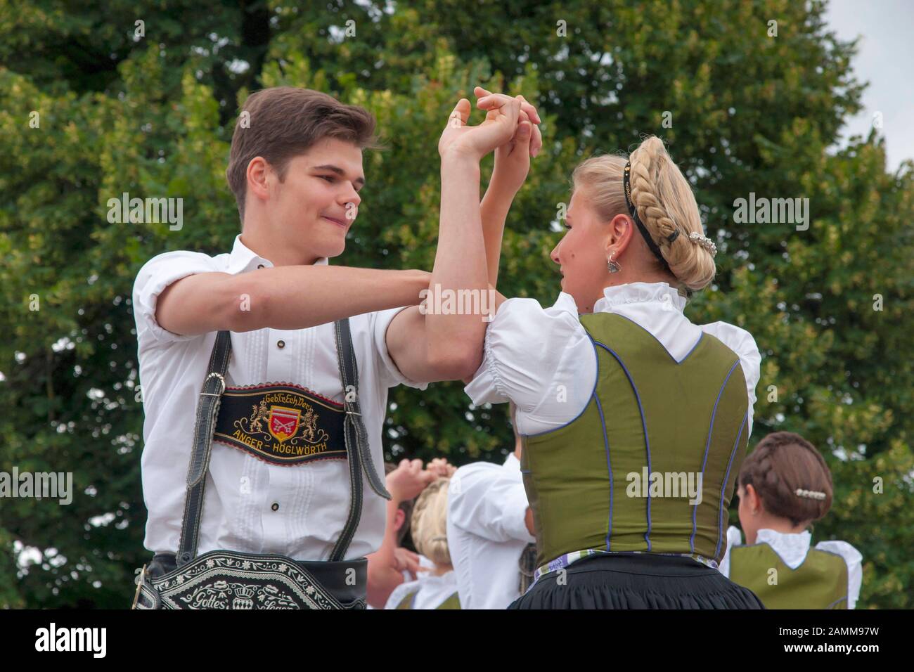 Dorffest im Zorn mit allen Arten von Handwerk und Brauchtum - der Trachtler bestert den Trachtenverein Anger-Höglwörth im Zwoasteirer [automatisierte Übersetzung] Stockfoto